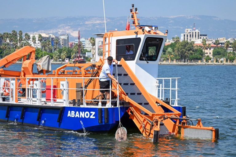 Deniz Temizliği 7/24 İzliyor: Mersin’de Atıkla Mücadelede Teknoloji ve Ekipler Birlikte Çalışıyor