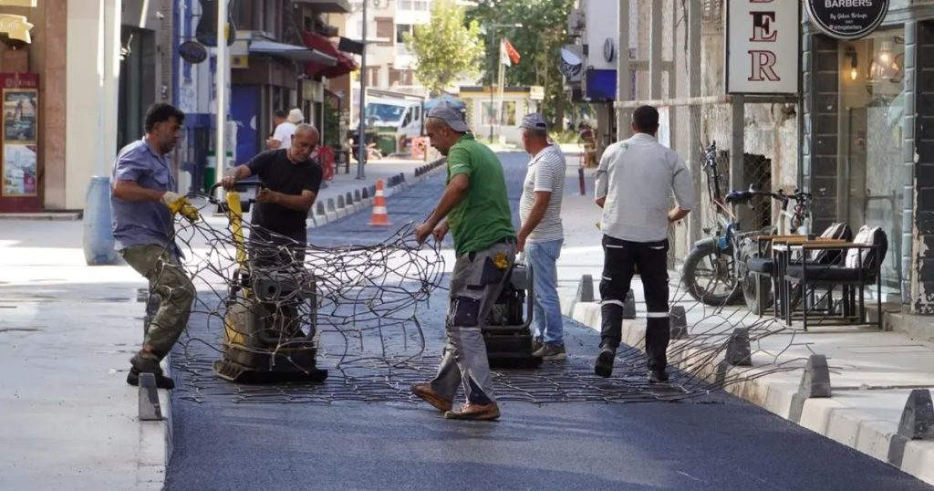 Desenli Asfaltla Alsancak’taki Cumhuriyet Bulvarı Yeniden Hayat Buldu: Yaya ve Trafik Akışı Genişledi
