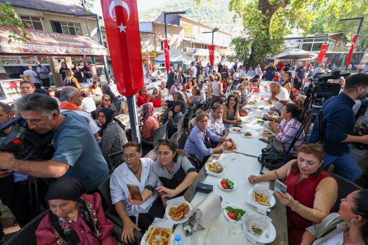 Emek ve Sosyal Devlet Vurgusu: Kılıçdaroğlu Köylülerle Buluştu