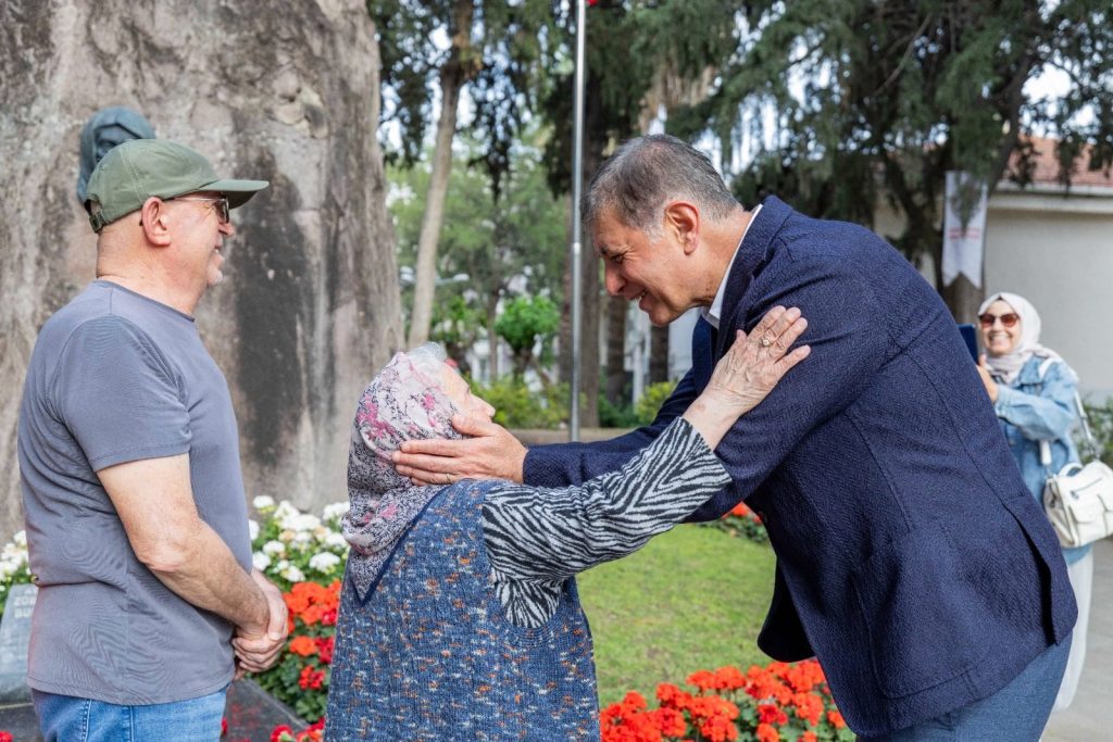 Emekli Desteği 4 Binde Devam Ediyor: İzmir’de Alışveriş ve Kira Yardımları Artışta