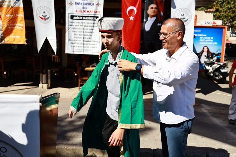 Esnaf ve Ahilik Değerleri, Selçuk’taki Geleceğe Işık Tutuşu: Dayanışma ve Mesleki Eğitim Biri Oluyor
