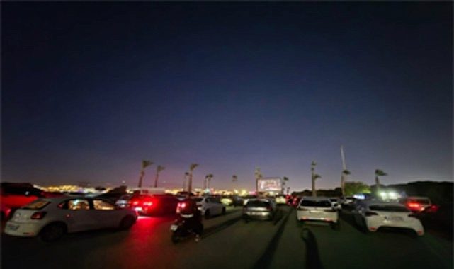 Gecenin Işığında Sinemanın Nabzı: Arabada Film Keyfiyle İzmir’in Gökyüzüne Yolculuk