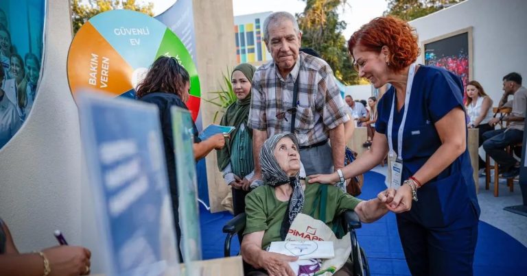 İzmir Belediye Sokağı Sağlık Hizmetleriyle İlgi Odağı Oldu