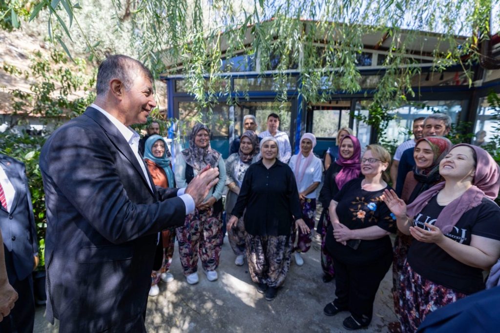 İzmir Büyükşehir Belediye Başkanı Tugay Bayındır’da Halkla Buluştu: Üretimden Ailelere, Yangın Sonrası Güvenceye Dek  Gezinti ve Değerlendirme