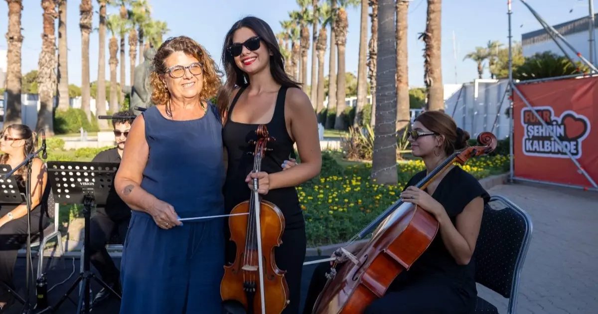 İzmir Fuarında Şeflik Heyecanı: Bir Orkestra Karşısında İzleyiciden Şefe Uzanan Yol