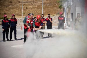 İzmir İtfaiyesi’nden Hastanede Gerçekçi Tatbikat: Yangın, Tahliye ve Kurtarma Anılarını Canlandırdı