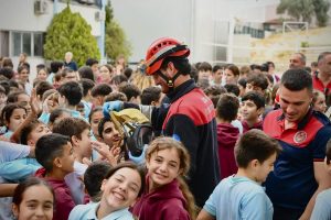 İzmir İtfaiyesi’nin Eğitimdışı Geleceğe Yürüyor: Yangın ve Kurtarma Tatbikatlarıyla Güvenli Topluma Adım Atıyor