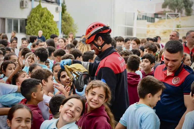 İzmir İtfaiyesi’nin Eğitimdışı Geleceğe Yürüyor: Yangın ve Kurtarma Tatbikatlarıyla Güvenli Topluma Adım Atıyor