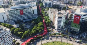 İzmir’de 9 Eylül Coşkusu: 104 Yıl Sonra Dev Türk Bayrağıyla Zafer Yürüyüşü