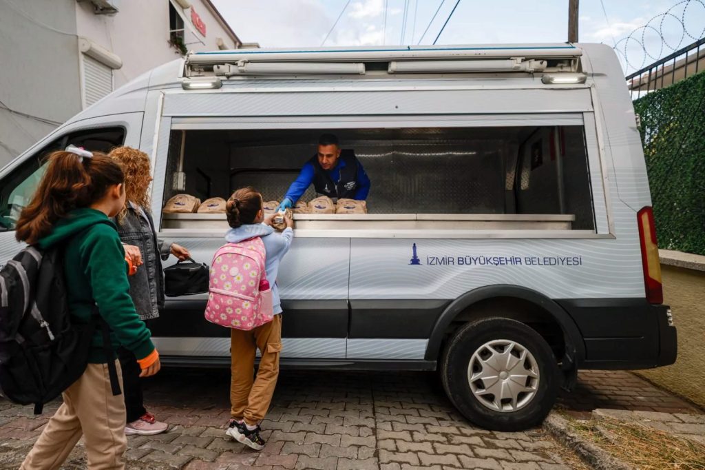 İzmir’de Beslenme Paketi Desteğiyle Eğitimde Fırsat Eşitliği Sağlanıyor: Her Gün 2 Bin Çocuğa Güç Veriyoruz