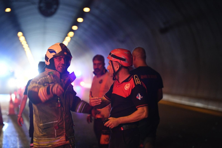 İzmir’de Çiğli Yolu Üzerinde Tır Yangını: Dumanlar Tüneli Kapladı, Yol Güvenliği Yenilendi