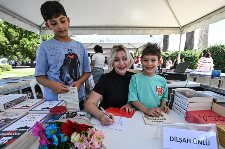 İZMİR’DE Edebiyat Buluşması: İZKİTAP 8. İzmir Kitap Fuarı'nda Yazarlar ve Söyleşiler Toplusu