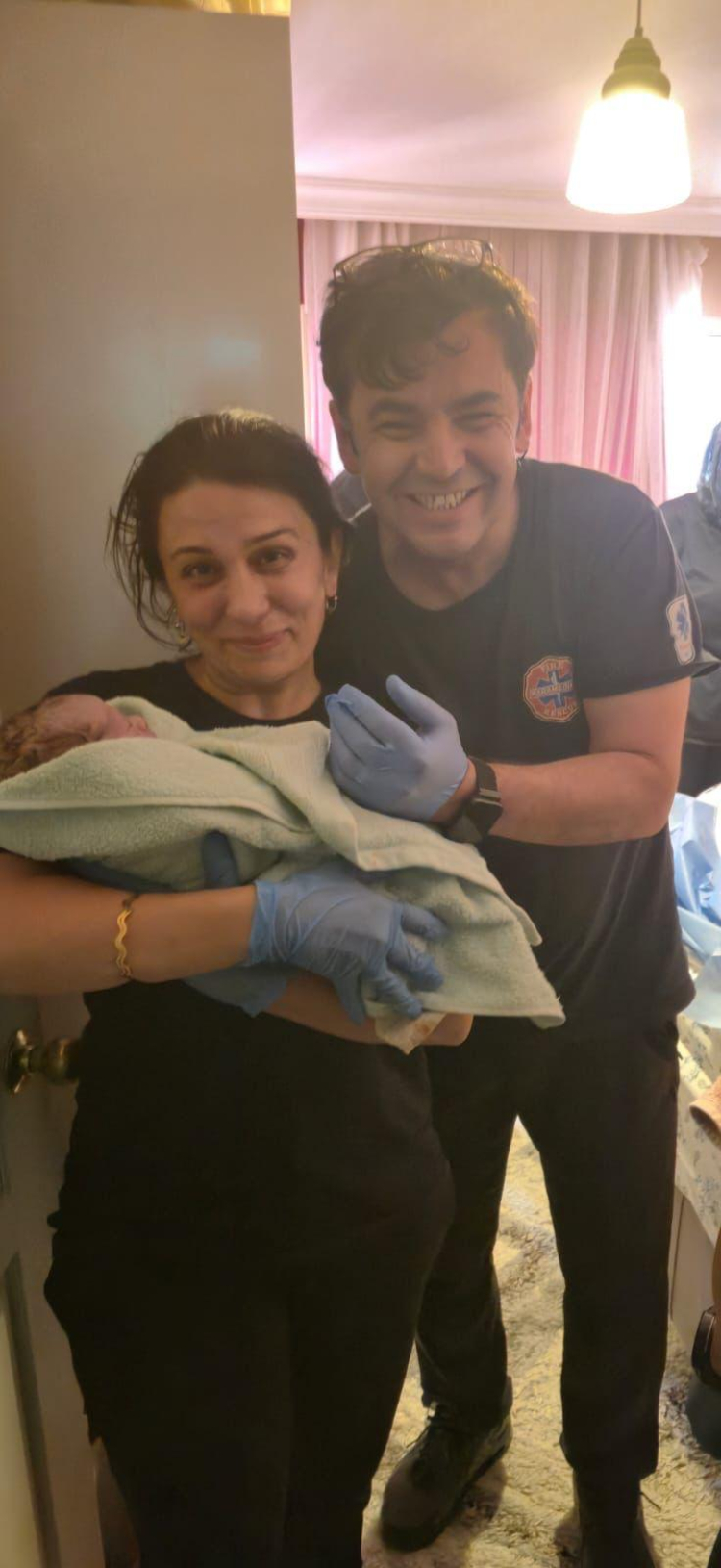 İzmir’de İtfaiye Paramedikleri Doğum Sevinciyle Öne Çıktı: Evde Sağlıklı Bir Bebek Dünyaya Geldi