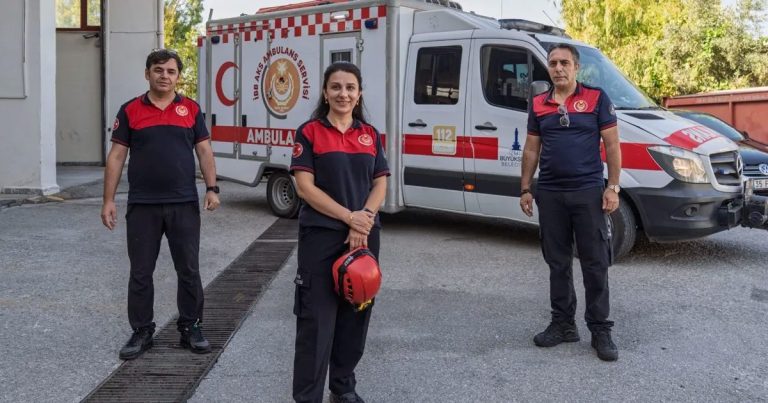 İzmir’de İtfaiye Paramedikleri Doğum Sevinciyle Öne Çıktı: Evde Sağlıklı Bir Bebek Dünyaya Geldi
