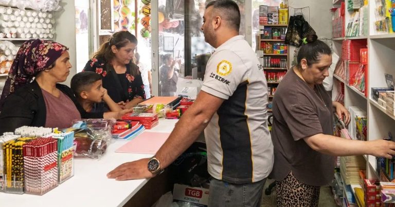 İzmir’de Kırtasiye Desteğiyle Geleceğe Güçlenen Her Aile: 100 Milyonluk Yatırım, 182 Milyon TL’ye Ulaşan Toplam Destek!