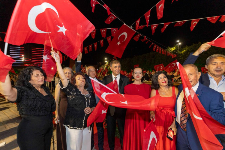 İzmir’in 104. Kurtuluş Yıllarında Heyecan Verici Kutlama ve Dalgalarla Dolu Akşam