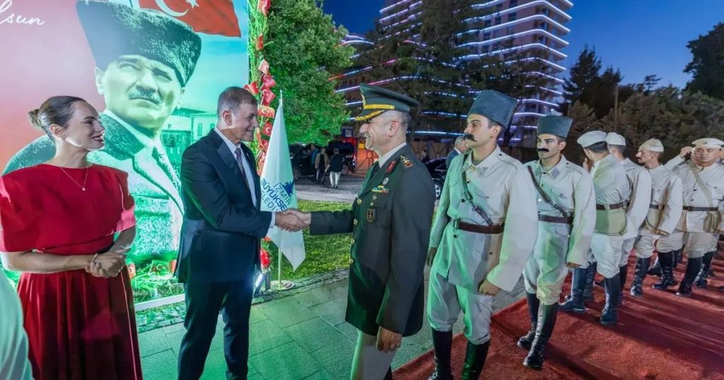 İzmir’in 104. Kurtuluş Yıllarında Heyecan Verici Kutlama ve Dalgalarla Dolu Akşam