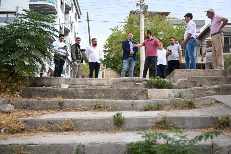 İzmir’in Bornova’sunda Yollar Yeniden Hayat Buluyor: Merdivenler ve Korkuluklar Uzun Yıllık Beklentiyi Gerçeğe Dönüştürüyor