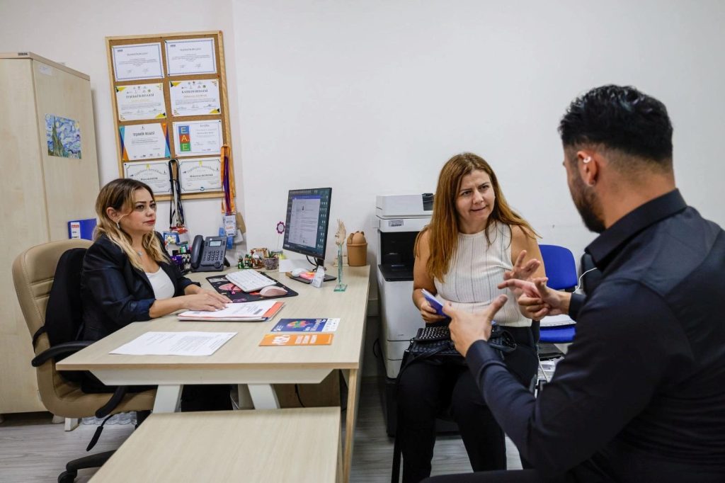 İzmir’in Erişilebilir Hizmetlerle Yükselen Sesleri: Sağır ve İşitme Engelliler İçin Belediyenin Adımları