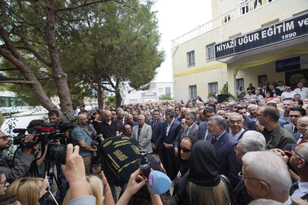 İzmir’in Eski Belediye Başkanı Burhan Özfatura’ya Veda: Yaşayan İzler ve Kamu Hizmeti
