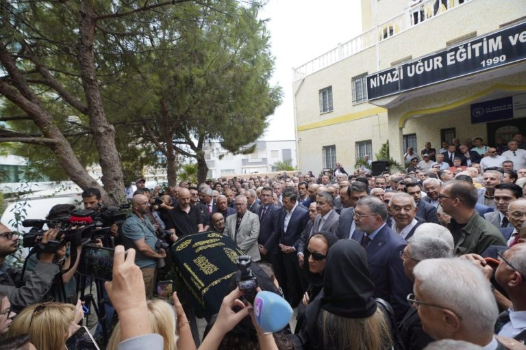 İzmir’in Eski Belediye Başkanı Burhan Özfatura’ya Veda: Yaşayan İzler ve Kamu Hizmeti