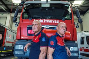 İzmir’in İkiz Kahramanları: 33 Yıldır Aynı Yolda, Aynı Yaşamı Paylaşan İtfaiyeciler