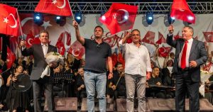 İzmir’in Kurtuluş Gecesi: Bornova’da Yıldızlar Şehrinde Attığı Attığı Şarkılar ve Dayanışma Dolu Anlar