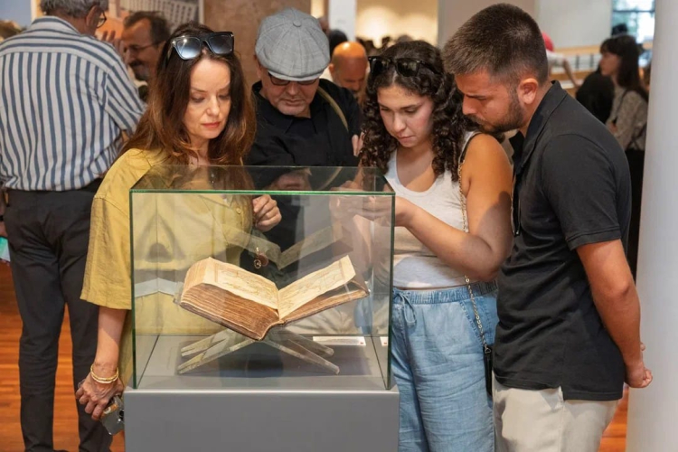 İzmir’in Nadir Eserleriyle Belgesel Hafıza: Belgesel Mirasın İzinde Sergisi Açıldı