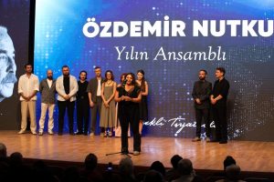 İzmir’in Sahne Sıcaklığı: Özdemir Nutku Tiyatro Ödülleri’nde Dört Ödülle Büyük Başarı