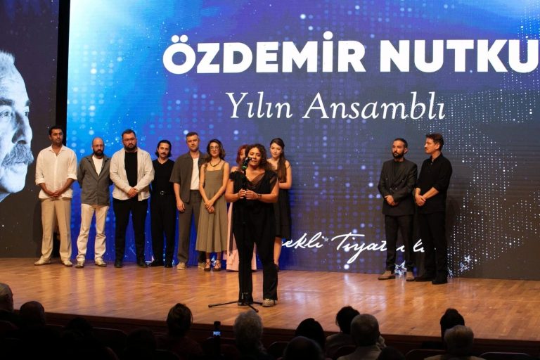 İzmir’in Sahne Sıcaklığı: Özdemir Nutku Tiyatro Ödülleri’nde Dört Ödülle Büyük Başarı