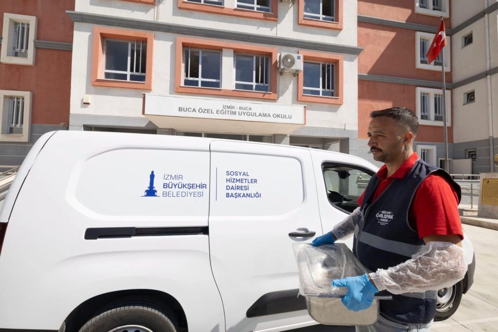 İzmir’in Şefkat Dolu Adımı: Özel Öğrenciler İçin Sıcak Yemeklerle Eğitimde Fırsat Eşitliği Yolculuğu