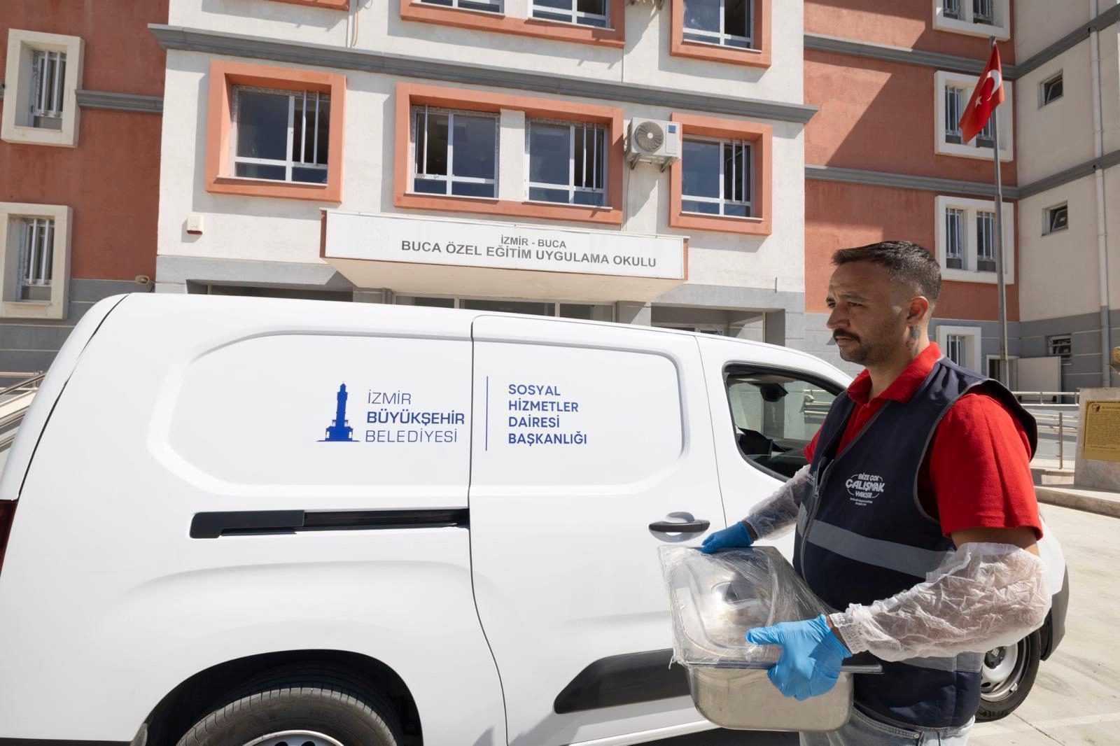 İzmir’in Şefkat Dolu Adımı: Özel Öğrenciler İçin Sıcak Yemeklerle Eğitimde Fırsat Eşitliği Yolculuğu