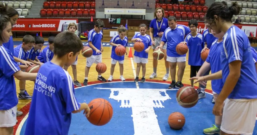 Kış Spor Okulları Başlıyor: İzmir’de 13 Tesiste Uzman Ekiple Çok Branşlı Eğitimler Başlatılıyor