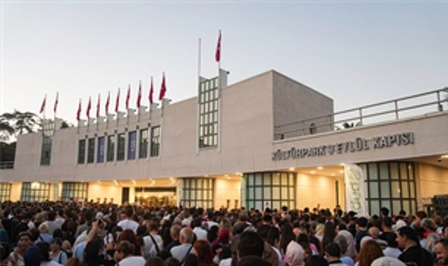 Kültürpark’un Kalbinde Büyülü Bir Akşam: İzmir İEF’nin Sesleriyle Şehrin Ruhu Canlanıyor
