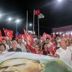 Kurtuluşun Işığında Akşamın Fenerleri: Denizin Üstüne Taşan Umudun Şarkısı