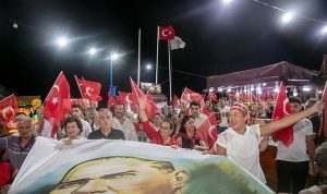 Kurtuluşun Işığında Akşamın Fenerleri: Denizin Üstüne Taşan Umudun Şarkısı