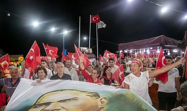 Kurtuluşun Işığında Akşamın Fenerleri: Denizin Üstüne Taşan Umudun Şarkısı