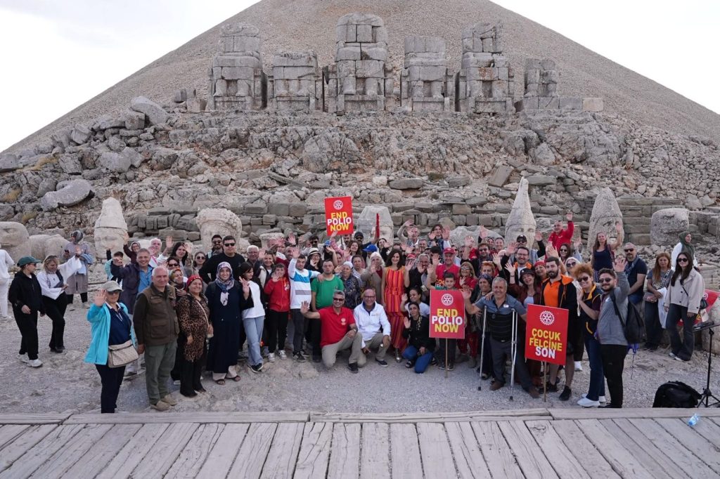 Nemrut Dağı Zirvesinde Dayanışma ve Müzik Dolu Anlar: Engelleri Aşan Zirve Etkinliği