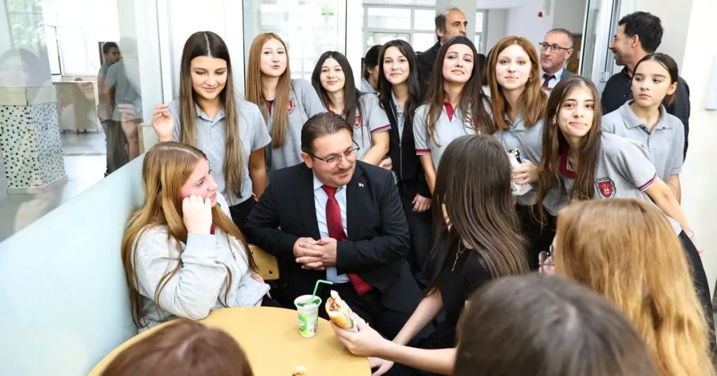 Okullarda Yeni Eğitim Dönemi İçin İl MEB Müdürü Şehit Üsteğmen Selçuk Esedoğlu ve Atatürk Anadolu Lisesi Ziyaretlerinde Vizyonunu Paylaşıyor