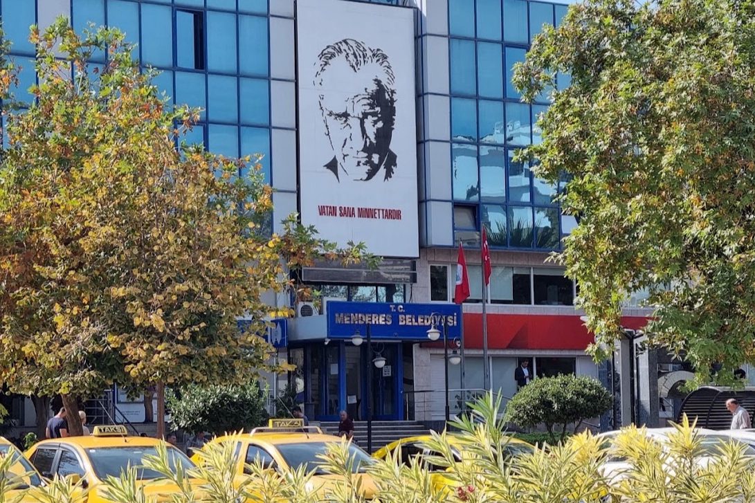 ŞEFFAFLIK MADERA? İZMİR’DE DEV SÜREÇ: RÜŞVET, IRKİKAP ve İMAR İDDİALARINDA YENİ GÖZALTILARLA DEVAM EDİLEN SORUŞTURMA