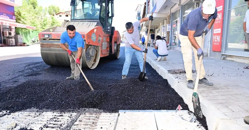 Selendi’nin Atatürk Caddesi’nde Yollar Yenileniyor: Altyapı Tamam, Üstyapı Başladı ve Çift Şerit Hedefleniyor