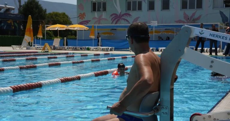 Torbalı’da Engelsiz Bir Adım: 100’üncü Kırmızı Bayrak, Aquapolis Yüzme Havuzuyle Gurur Yaşattı