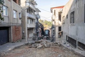 Bornova’da Yol Yenileme Atağı: Altındağ Serintepe’de Saha Ziyareti ve Bir Hafta İçinde Tamamlanacak Hızlı Betonlama