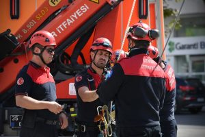 Buca’da Gerçek Zamanlı Yangın Tatbikatı: Ekipler Birlikte Kapsamlı Bir Tahliye ve Kurtarma Operasyonu Yürütti