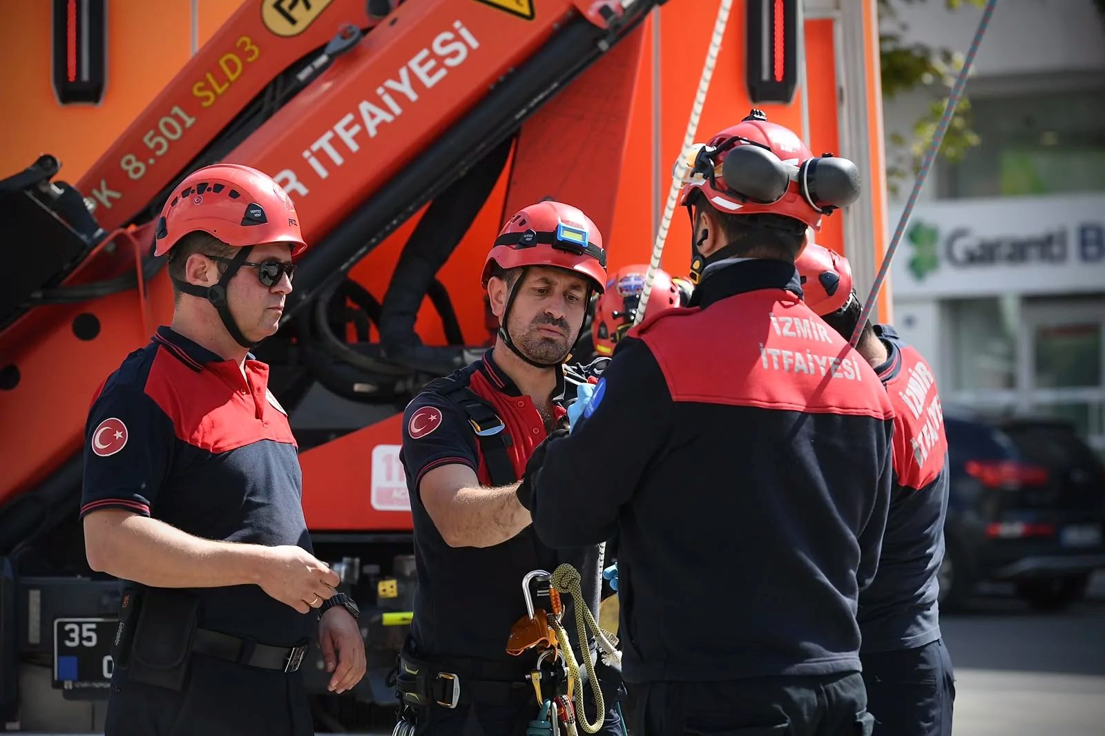 Buca’da Gerçek Zamanlı Yangın Tatbikatı: Ekipler Birlikte Kapsamlı Bir Tahliye ve Kurtarma Operasyonu Yürütti