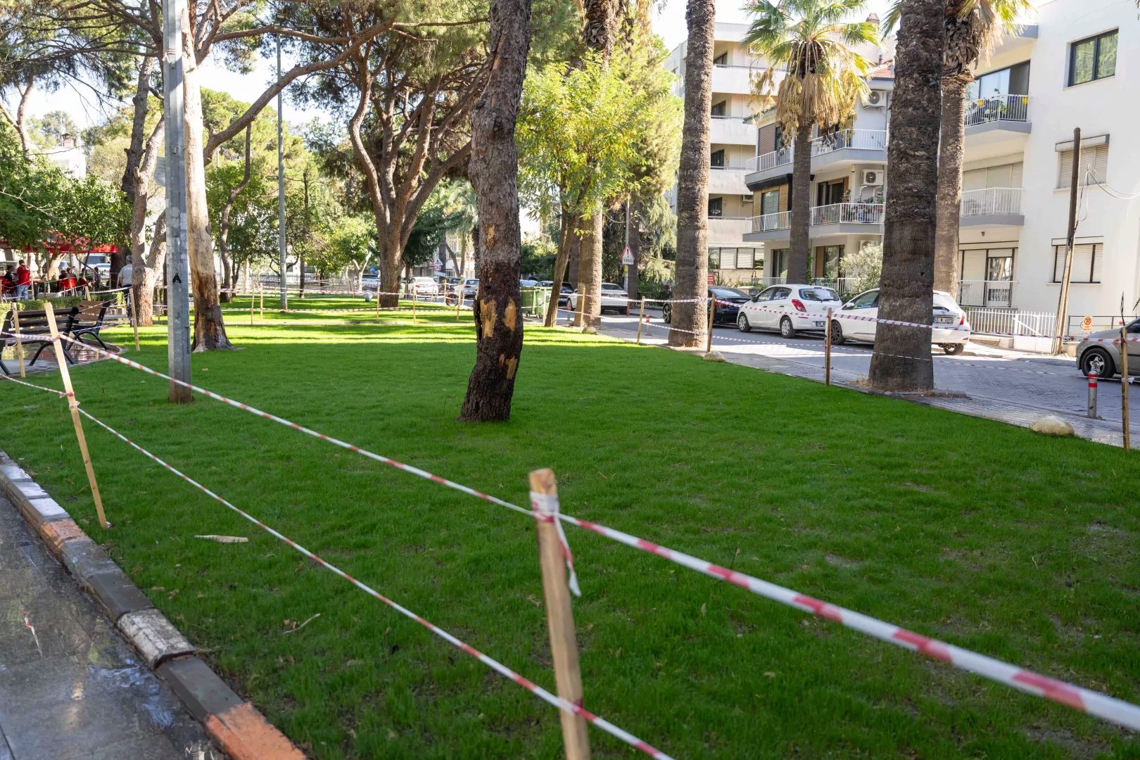 Büyükpark Yenileniyor: Otomatik Sulama Sistemiyle Bornova, Yeşilin Zirvesinde