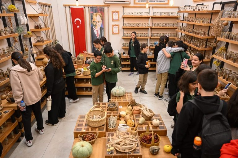 Çocuklara Civcivlerle Sürdürülebilir Gelecek: Bornova’da Tarımsal Bilinç ve Doğaya Sevgi Eğitimi