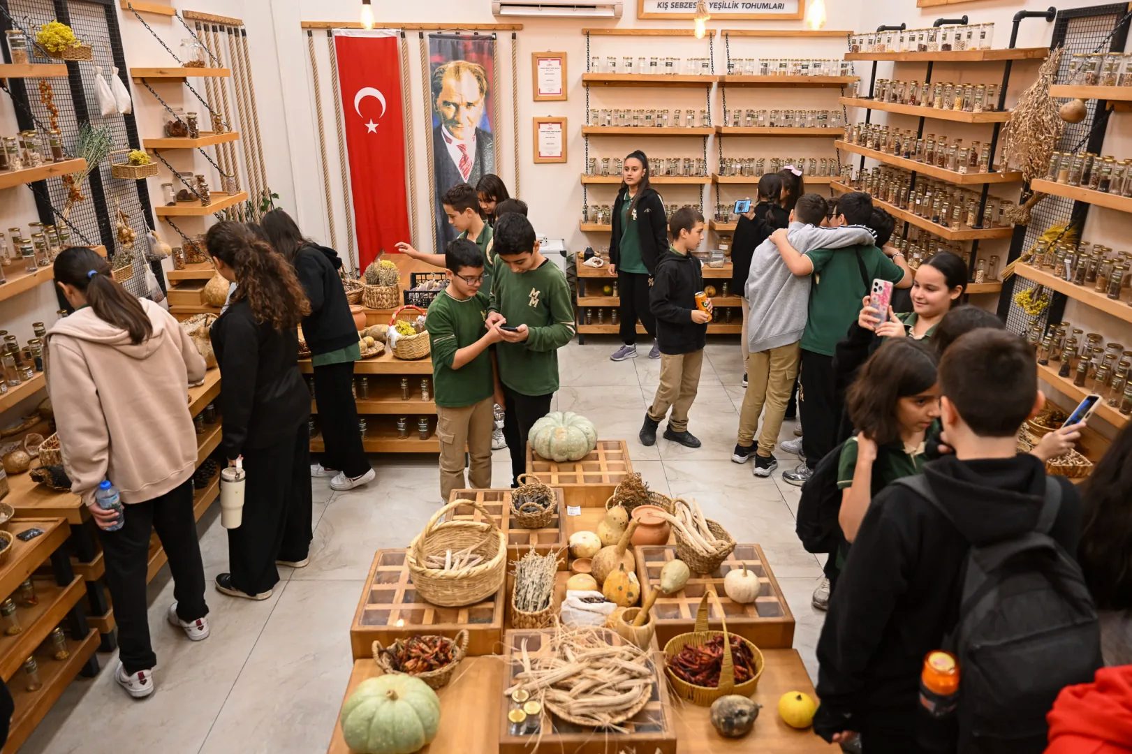 Çocuklara Civcivlerle Sürdürülebilir Gelecek: Bornova’da Tarımsal Bilinç ve Doğaya Sevgi Eğitimi