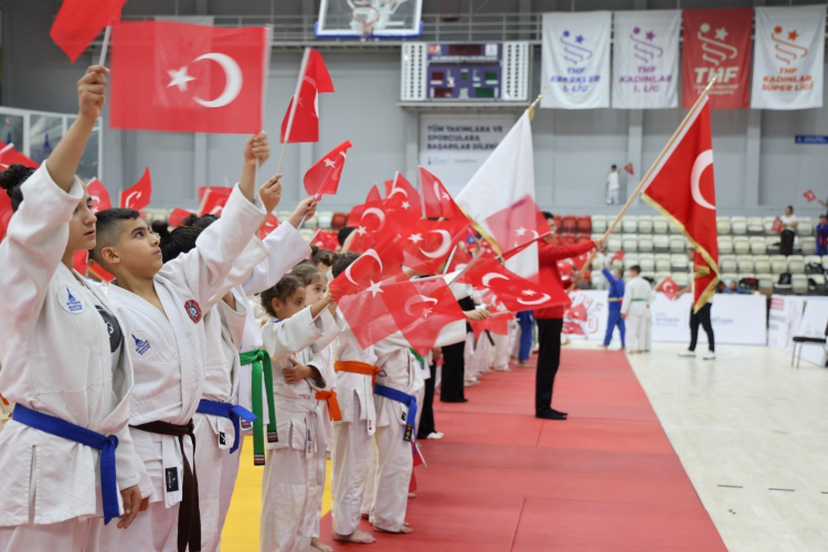 Cumhuriyet Ruhunu Sporla Yaşatan Final Haftası: Judo ve Güreş Turnuvası İzmir’de Birlikte Buluştu