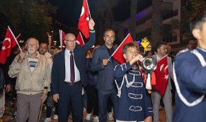 Cumhuriyetin Işığında Datça: 103 Yıllık Çelenkler, Kortejler ve Fener Alayının Birleşen Nabzı